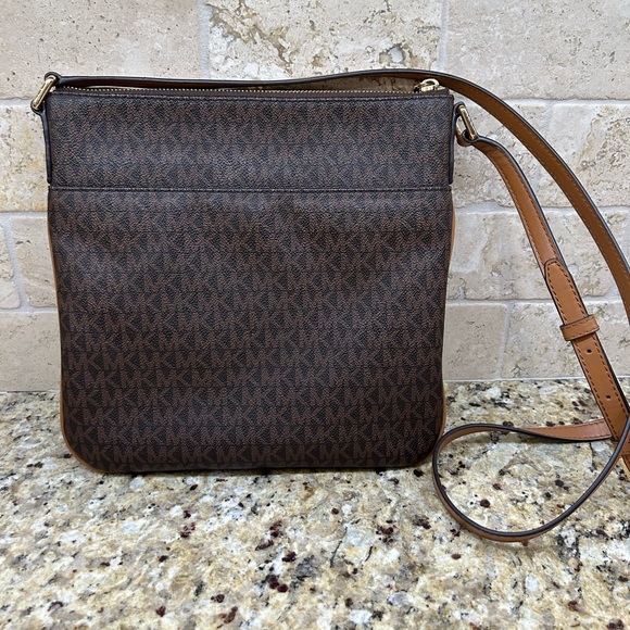 🛑 SOLD 🛑 Michael Kors crossbody, adjustable strap. EXCELLENT condition. - Picture 13 of 15